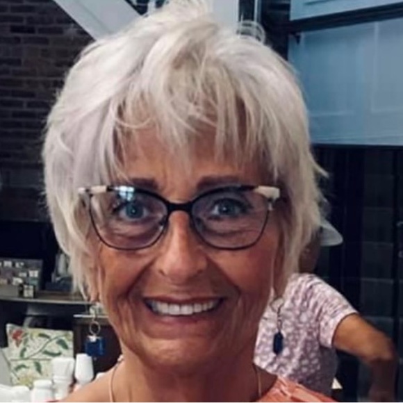 Meet your Posher, Deedee - Picture 3 of 3